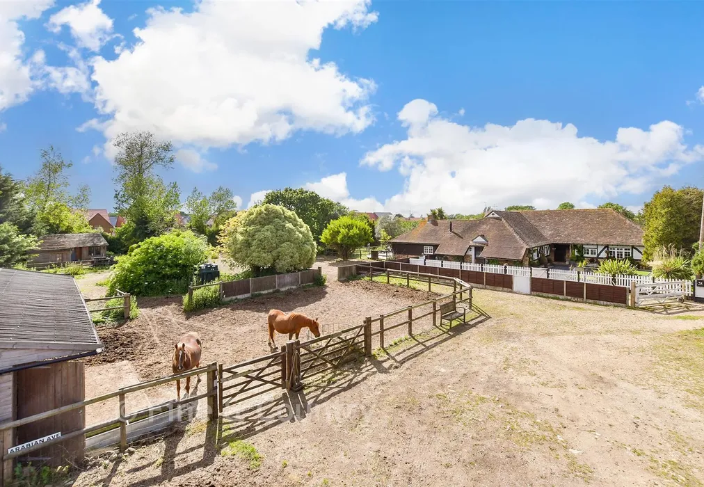 External Lifestyle Photograph - Sweechgate, Broad Oak, Kent - Wards of Kent