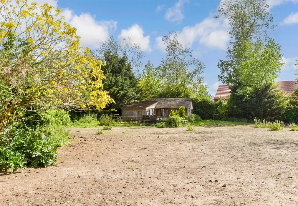 Rear Garden - Sweechgate, Broad Oak, Kent - Wards of Kent