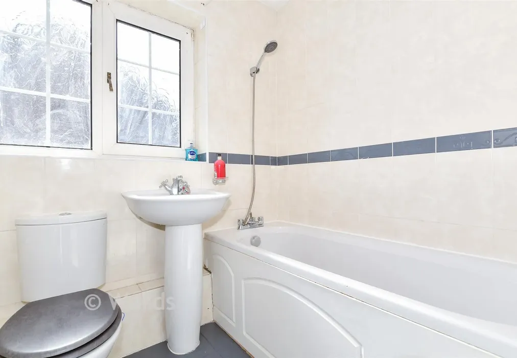 Bathroom - Taylor Road, Snodland, Kent - Wards of Kent