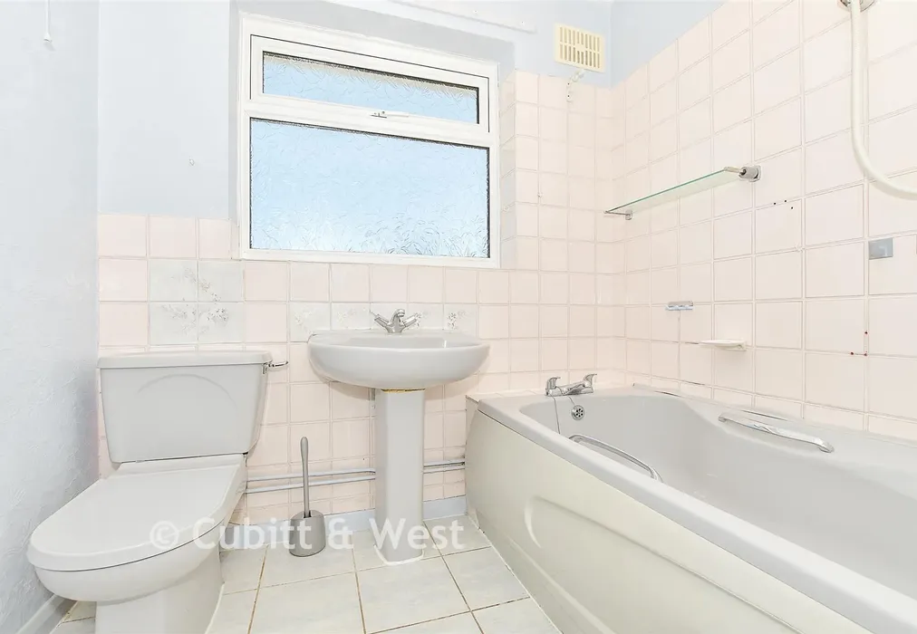 Bathroom - Coldharbour Lane, Punnetts Town, Heathfield, East Sussex - Wards of Kent