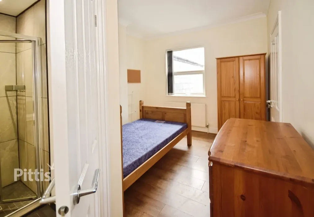 en suite room - Carisbrooke Road Newport PO30 - Wards of Kent