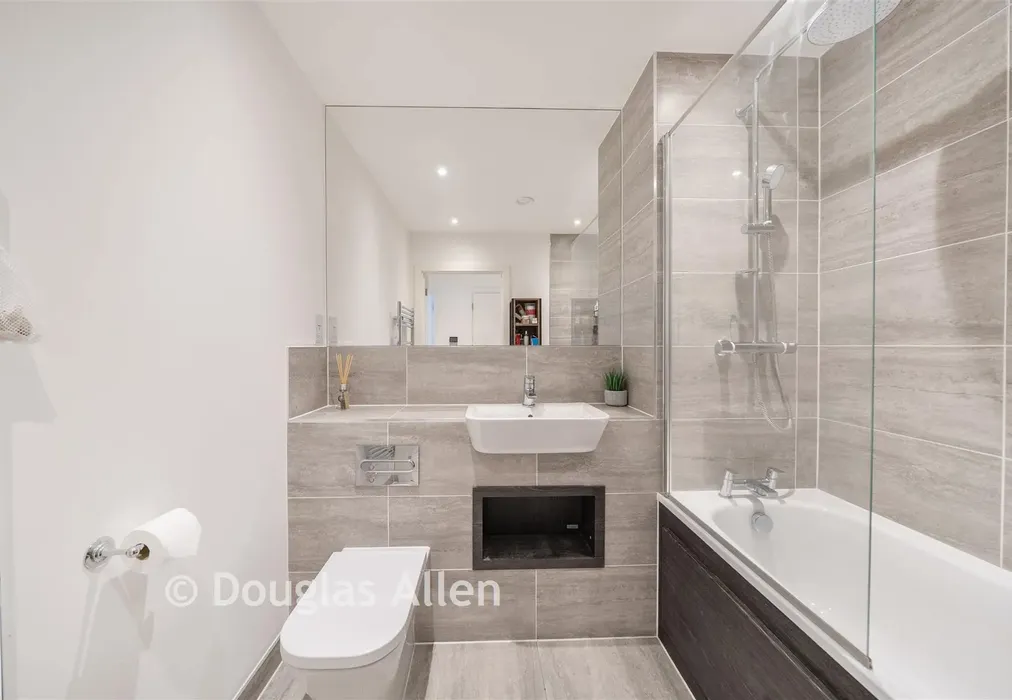 Bathroom - Kings Hill, Barking, Essex - Wards of Kent