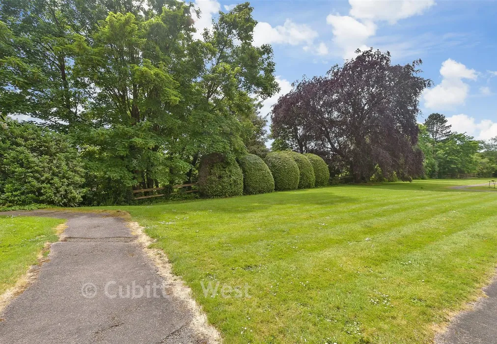 Communal Gardens - Doods Road, Reigate, Surrey - Wards of Kent