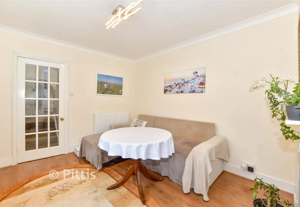 Lounge/Diner - Station Avenue, Sandown, Isle of Wight - Wards of Kent