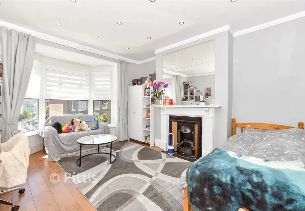 Bedroom 1 - Station Avenue, Sandown, Isle of Wight - Wards of Kent