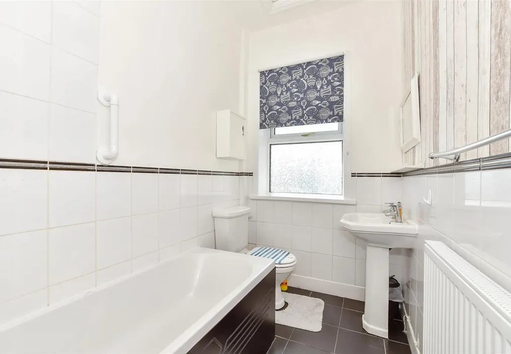 Bathroom - Station Avenue, Sandown, Isle of Wight - Wards of Kent