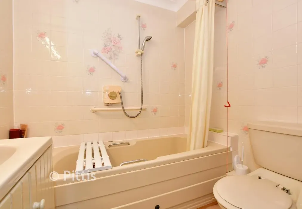 Bathroom - Currie Road, Sandown, Isle of Wight - Wards of Kent