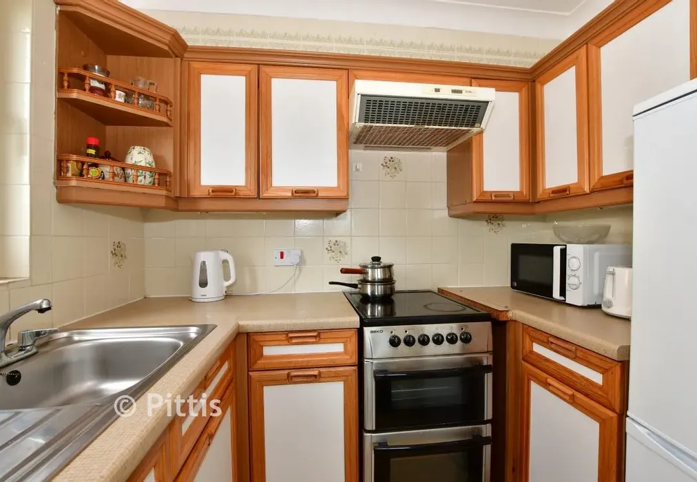 Kitchen - Currie Road, Sandown, Isle of Wight - Wards of Kent