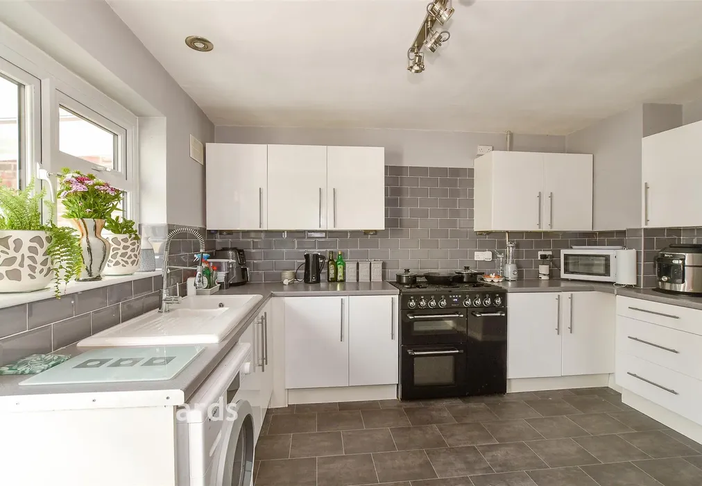 Kitchen - Nightingale Close, Chartham Hatch, Kent - Wards of Kent