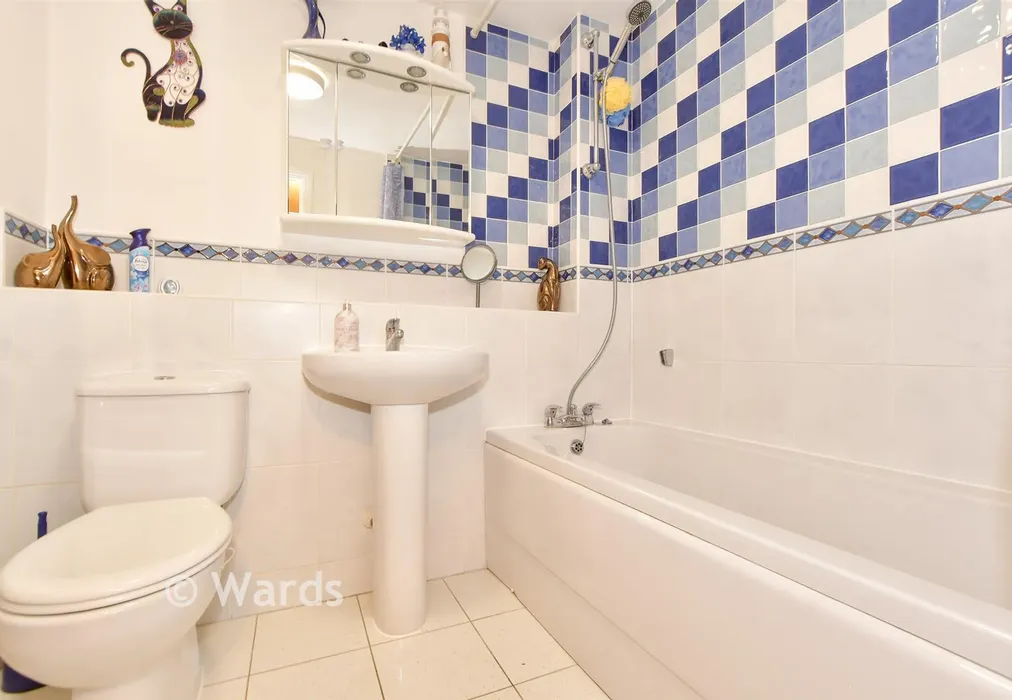 Bathroom - Quex Road, Westgate-On-Sea, Kent - Wards of Kent