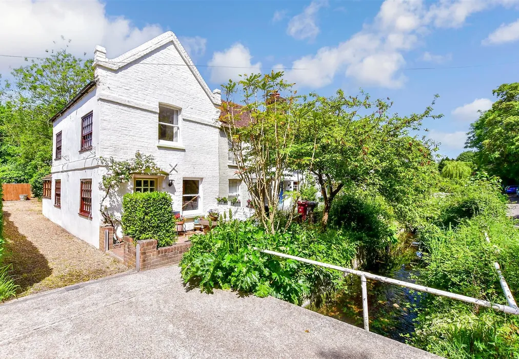 External Lifestyle Photograph - Lumley Road, Emsworth, Hampshire - Wards of Kent