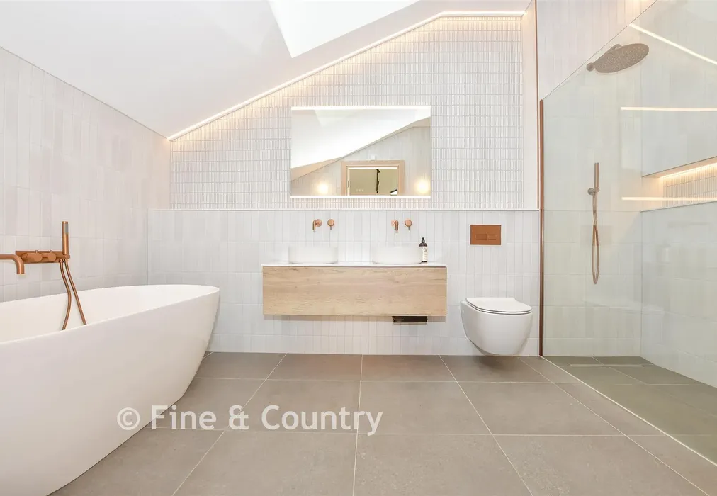 En-Suite Bathroom - Hartdene Barns, Hartfield Road, Cowden, Kent - Wards of Kent