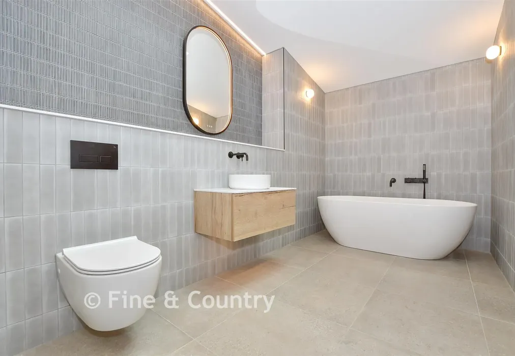 En-Suite Bathroom - Hartdene Barns, Hartfield Road, Cowden, Kent - Wards of Kent