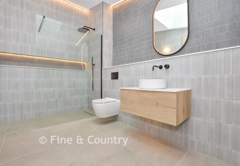 En-Suite Bathroom - Hartdene Barns, Hartfield Road, Cowden, Kent - Wards of Kent
