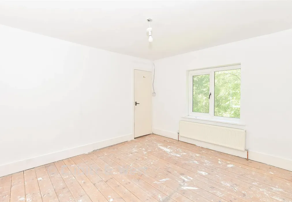 Bedroom 1 - Chillies Lane, High Hurstwood, Uckfield, East Sussex - Wards of Kent