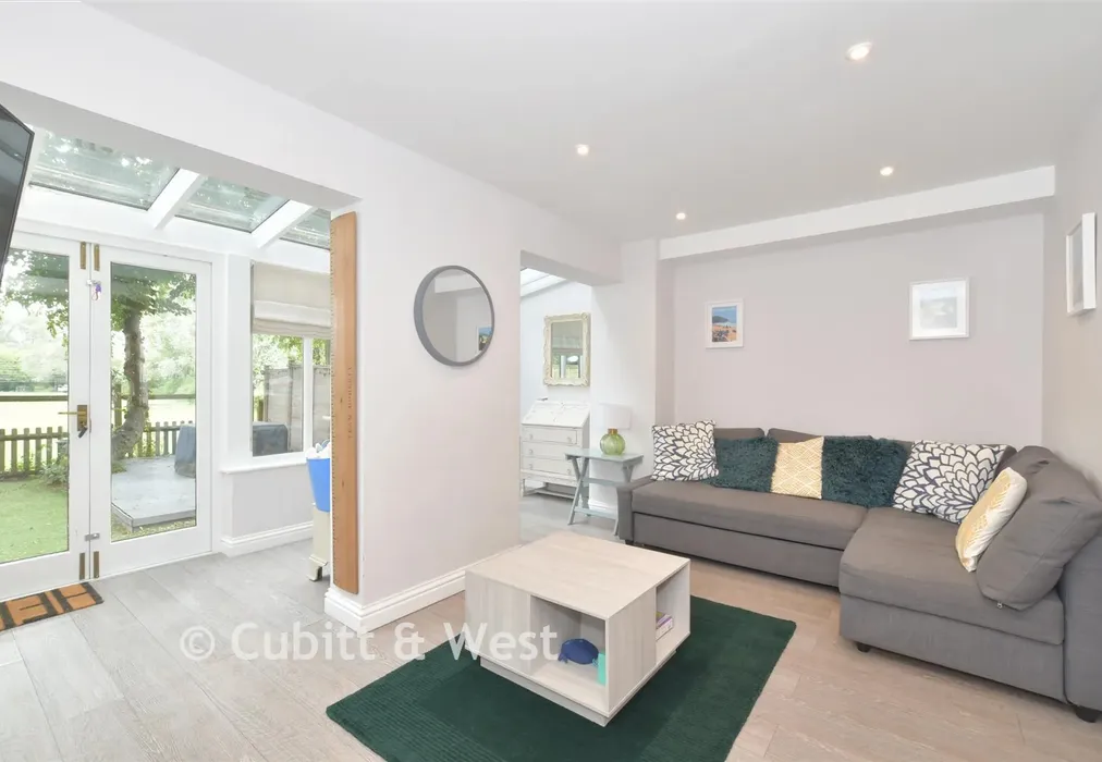 Lounge - Penfolds Place, Arundel, West Sussex - Wards of Kent