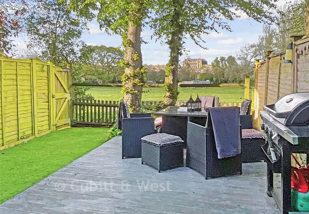 Rear Garden - Penfolds Place, Arundel, West Sussex - Wards of Kent