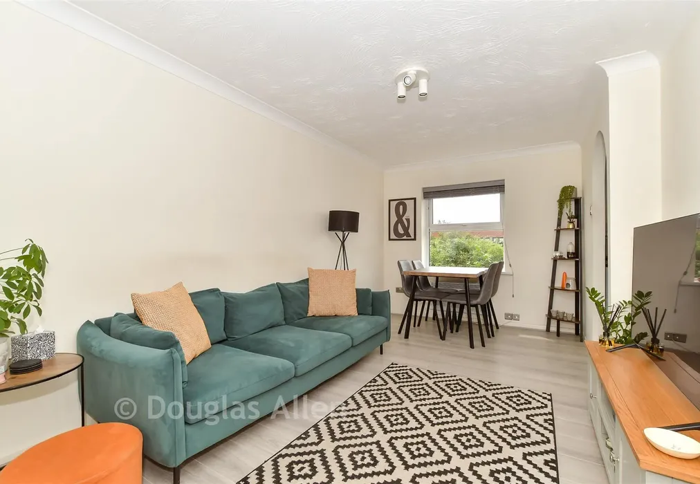 Lounge/Diner - Burns Avenue, Chadwell Heath, Essex - Wards of Kent