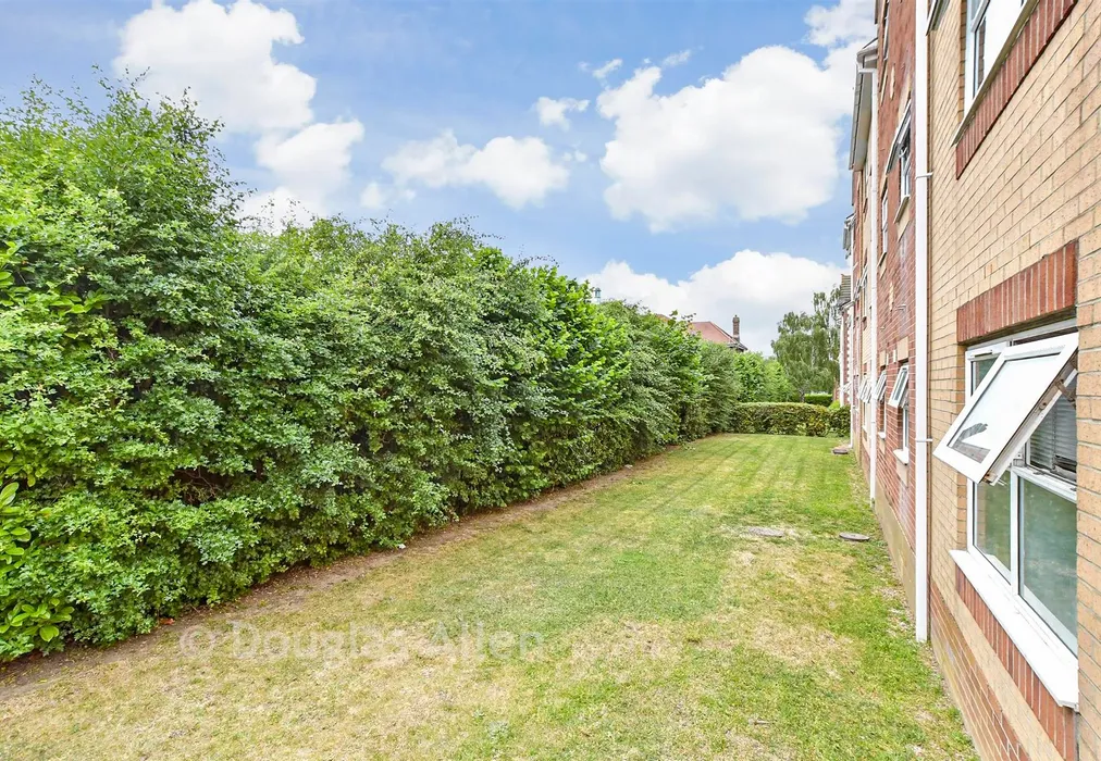 Communal Gardens - Burns Avenue, Chadwell Heath, Essex - Wards of Kent