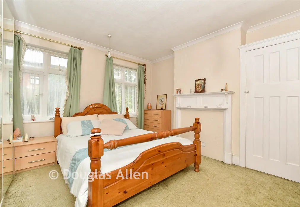 Bedroom 2 - Wanstead Park Road, Gants Hill, Ilford, Essex - Wards of Kent