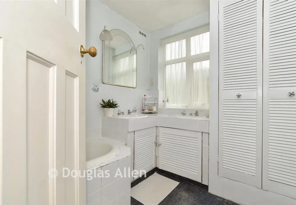 Bathroom - Wanstead Park Road, Gants Hill, Ilford, Essex - Wards of Kent