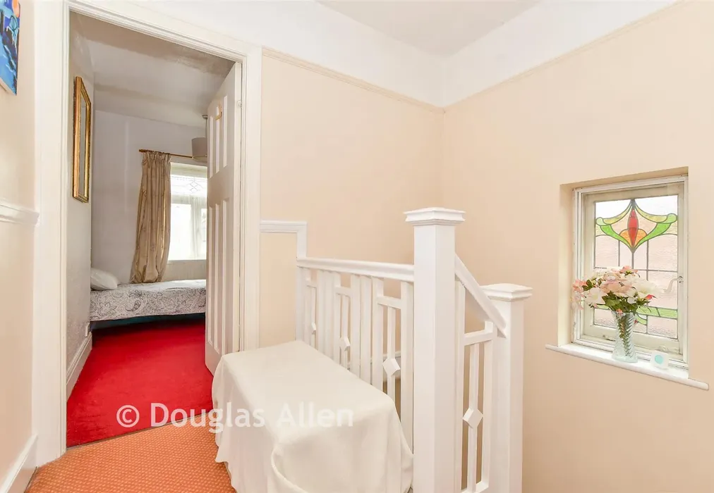 Landing - Wanstead Park Road, Gants Hill, Ilford, Essex - Wards of Kent