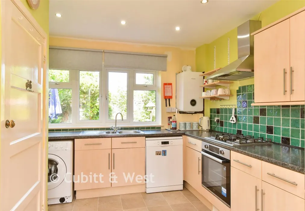 Kitchen - Tennyson Avenue, Rustington, West Sussex - Wards of Kent