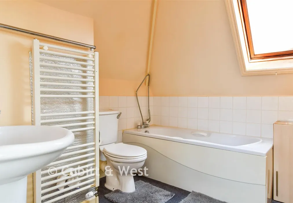 Bathroom - Tennyson Avenue, Rustington, West Sussex - Wards of Kent