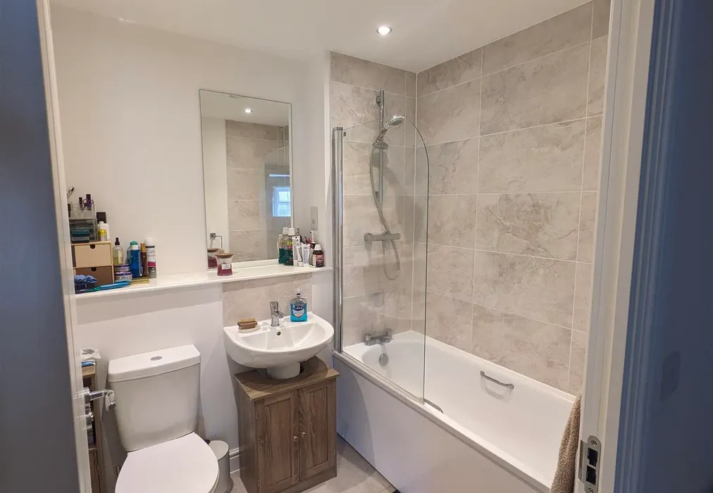 Bathroom - Chimney Avenue, Maidstone, Kent - Wards of Kent