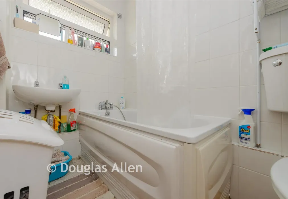 Bathroom - Prospect Road, Woodford Green, Essex - Wards of Kent