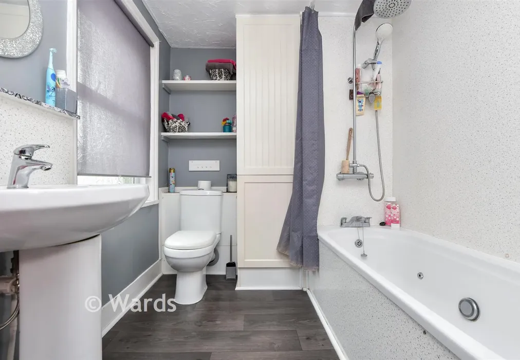 Bathroom - Clifton Road, Margate, Kent - Wards of Kent
