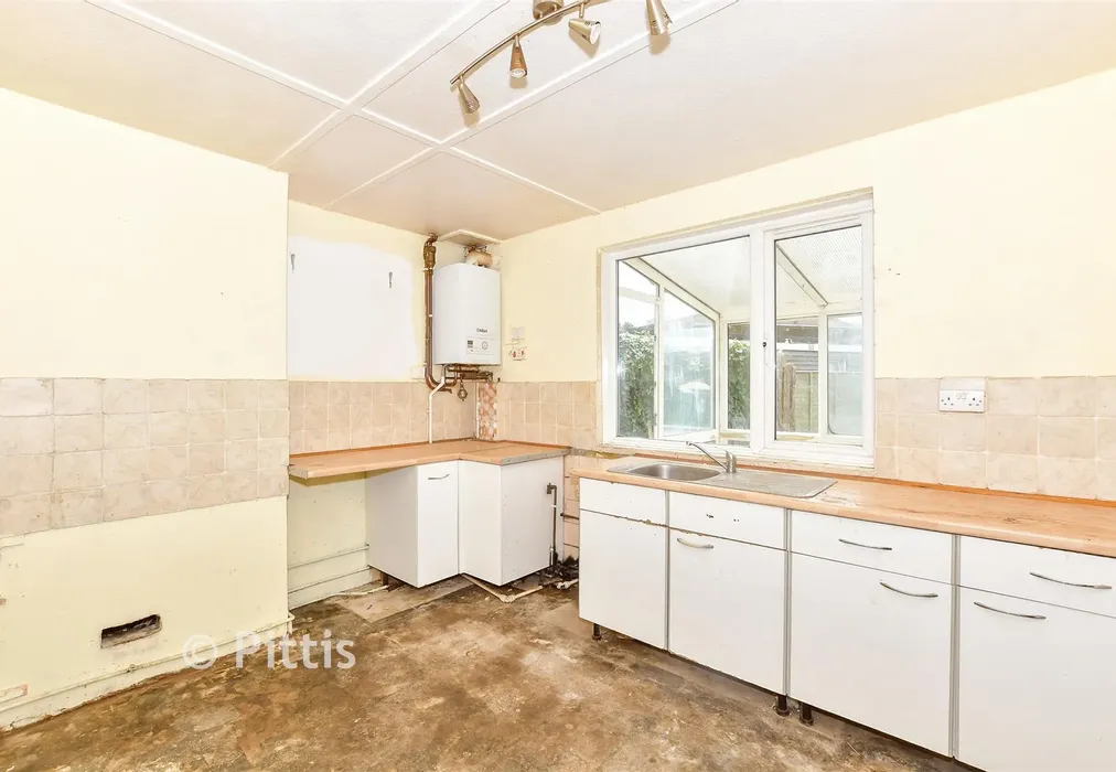 Kitchen - Gunville Road, Newport, Isle of Wight - Wards of Kent