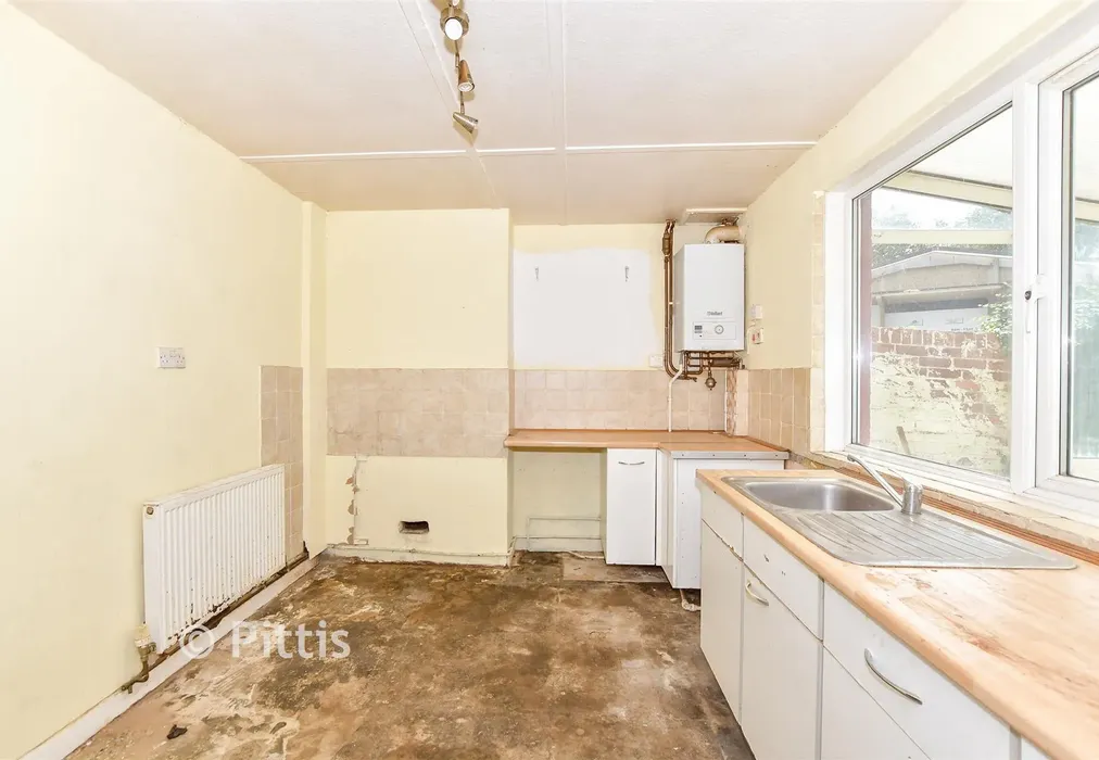 Kitchen - Gunville Road, Newport, Isle of Wight - Wards of Kent