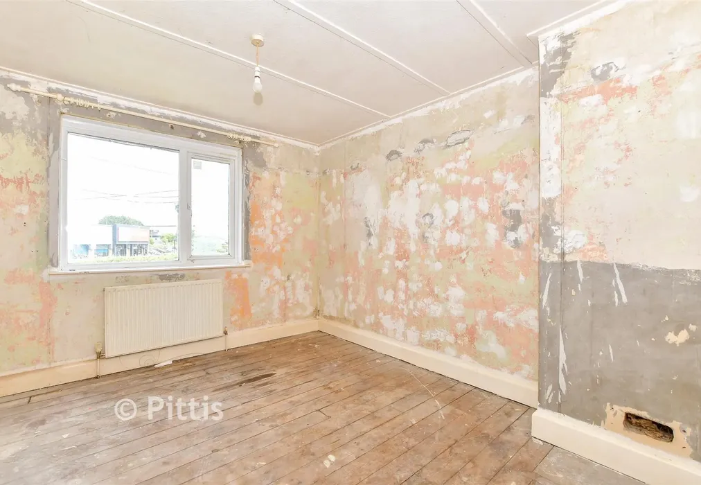 Bedroom 1 - Gunville Road, Newport, Isle of Wight - Wards of Kent
