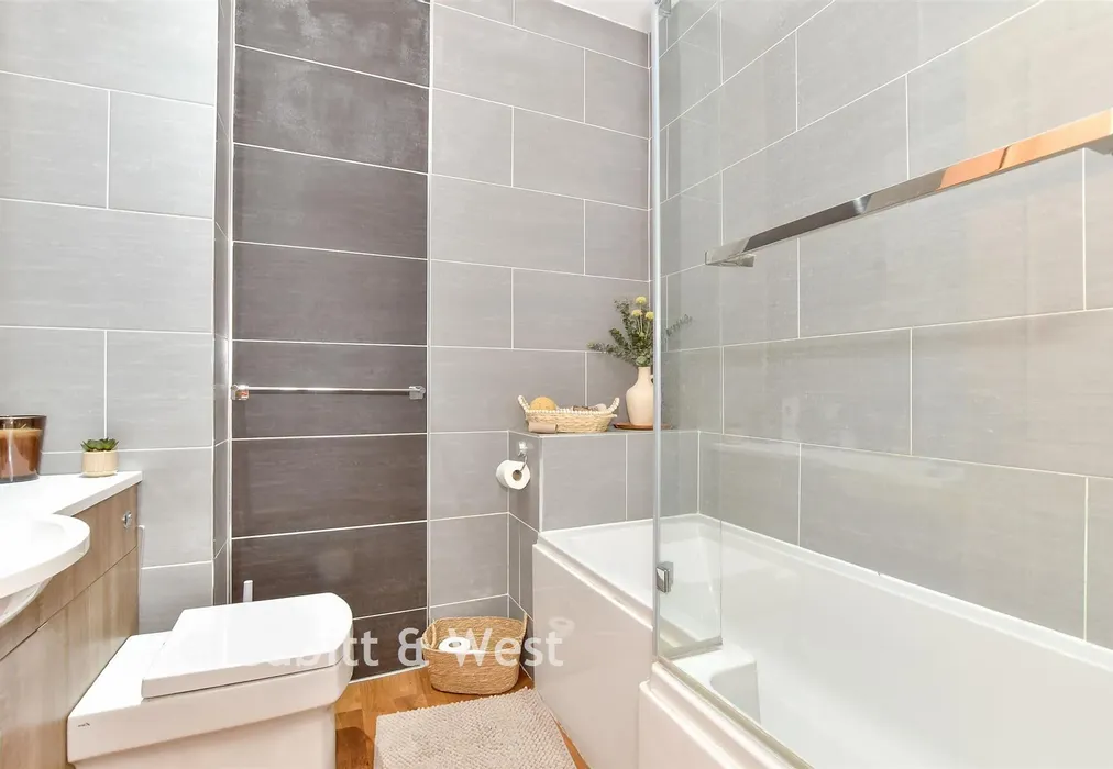 Bathroom - Western Parade, Southsea, Hampshire - Wards of Kent