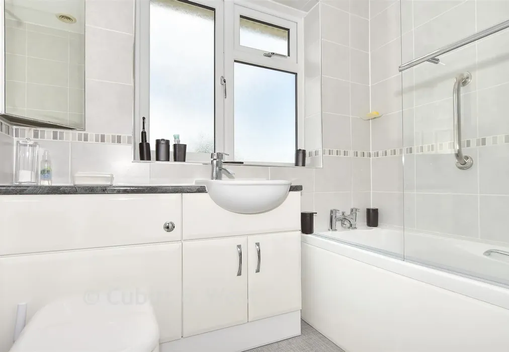Bathroom - Batemans Road, Woodingdean, Brighton, East Sussex - Wards of Kent