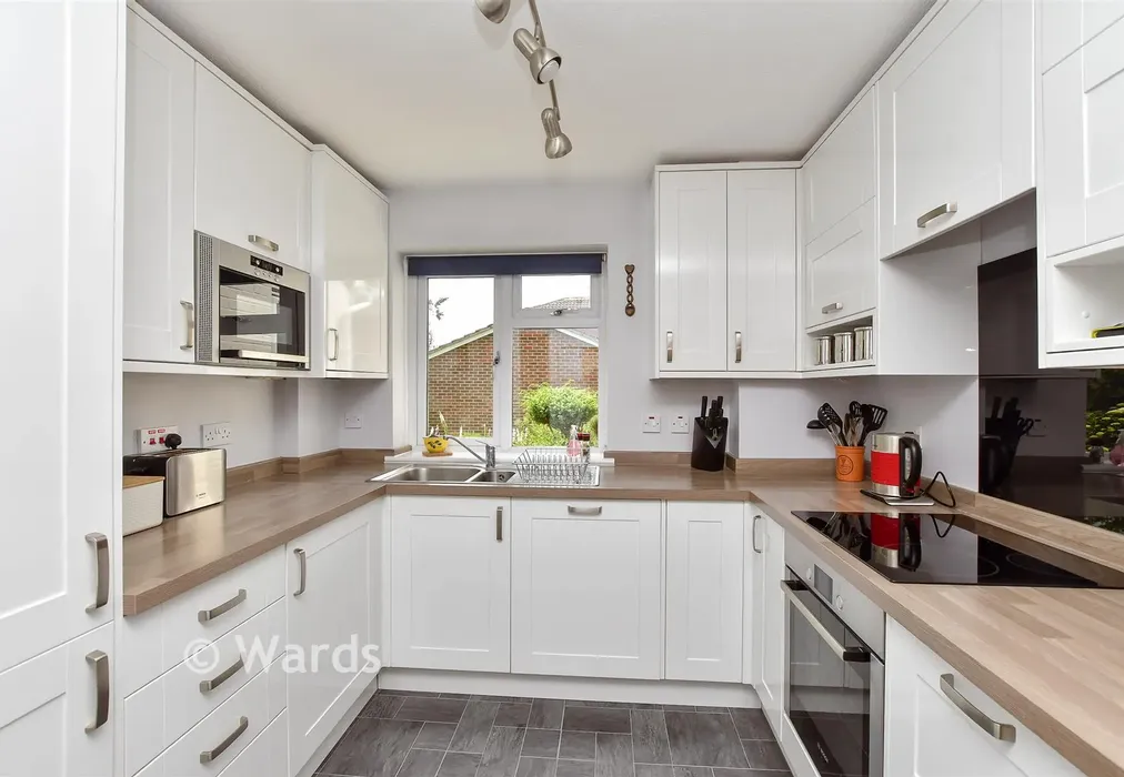 Kitchen - Phoenix Drive, Wateringbury, Maidstone, Kent - Wards of Kent
