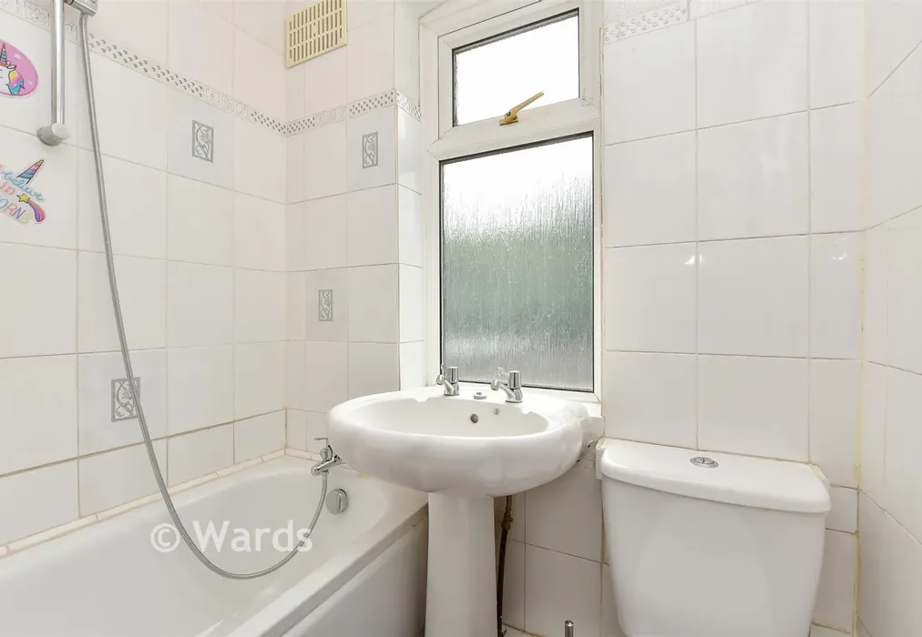 Bathroom - Dial Road, Gillingham, Kent - Wards of Kent