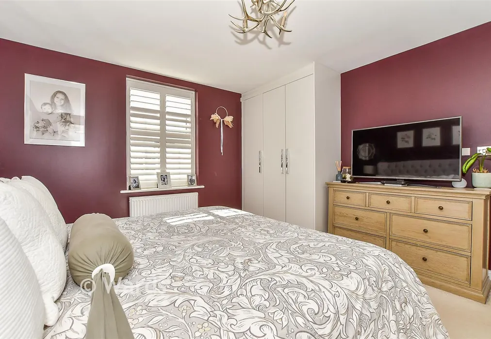 Bedroom 1 - Lade Drive, Staplehurst, Kent - Wards of Kent