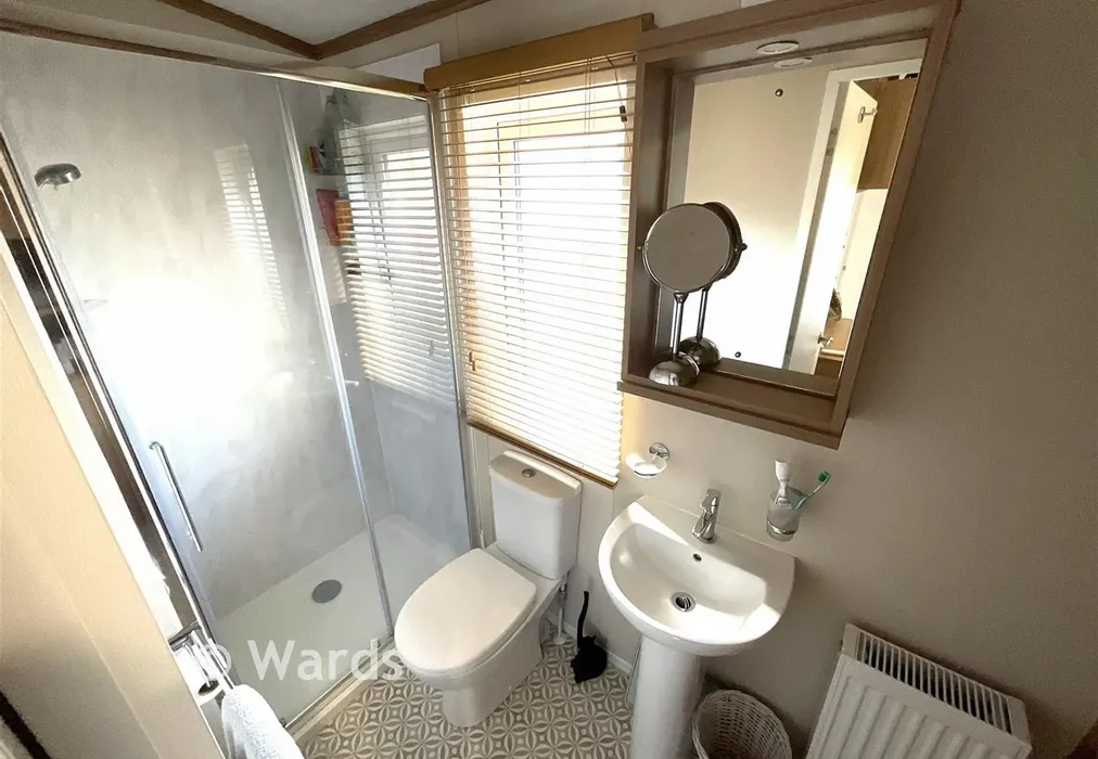 En-Suite - Plaxdale Green Road, Stansted, Kent - Wards of Kent