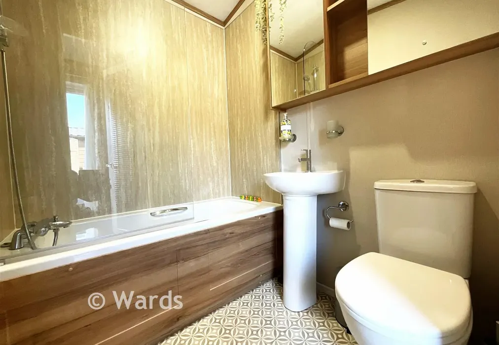 Bathroom - Plaxdale Green Road, Stansted, Kent - Wards of Kent