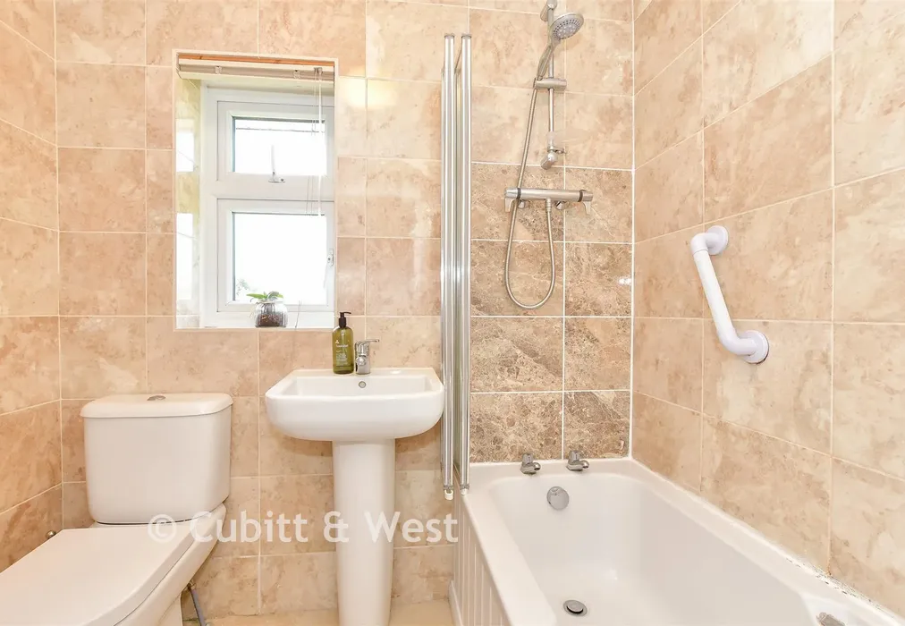 Bathroom - Daltons Place, Arundel, West Sussex - Wards of Kent