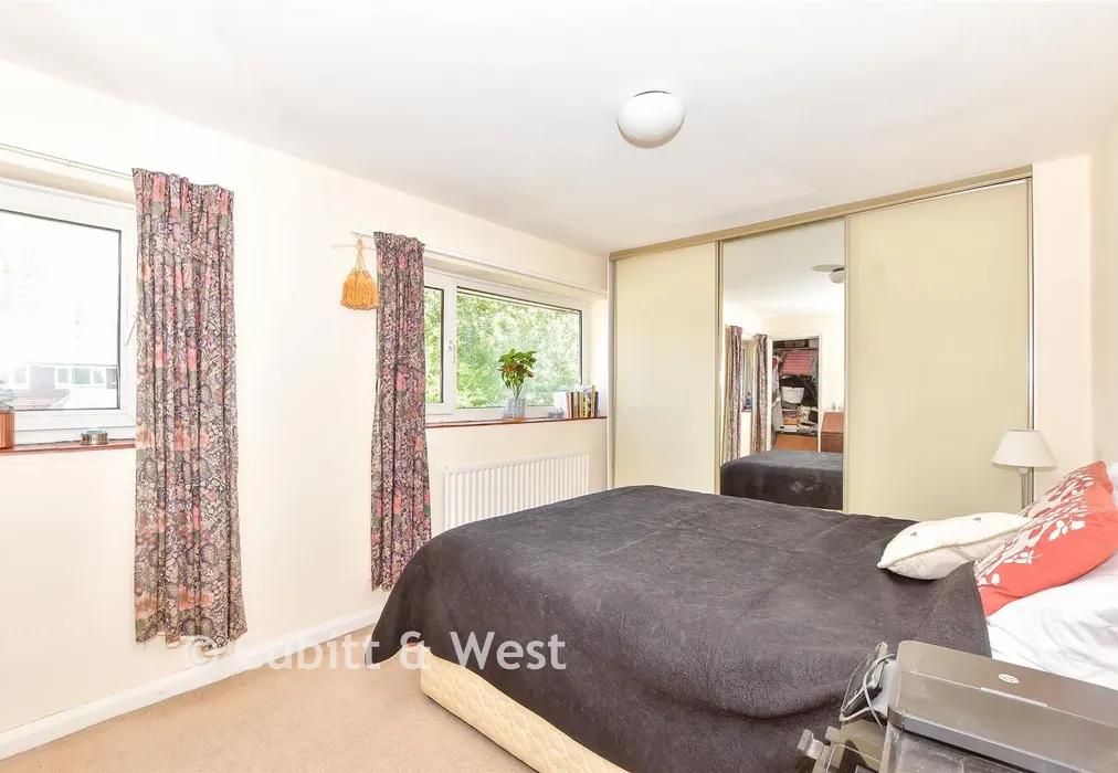 Bedroom 1 - Daltons Place, Arundel, West Sussex - Wards of Kent