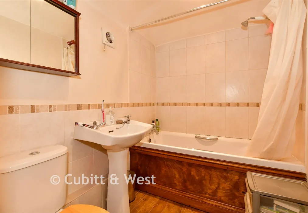 Bathroom - Petworth Road, Kirdford, Billingshurst, West Sussex - Wards of Kent