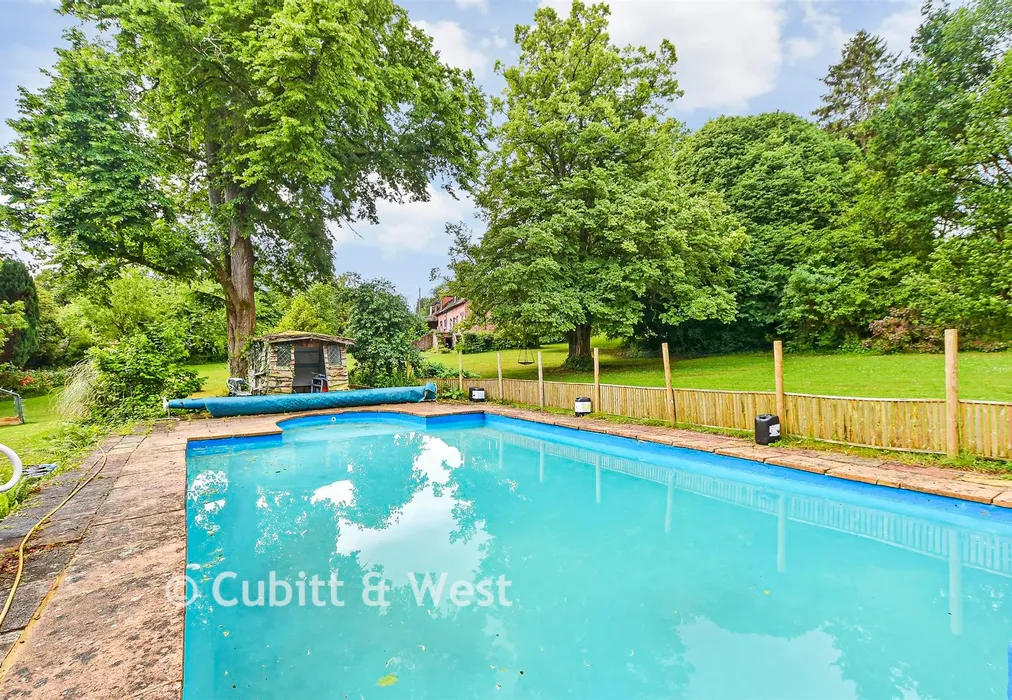 Swimming Pool - Edenbridge Road, Hartfield, East Sussex - Wards of Kent