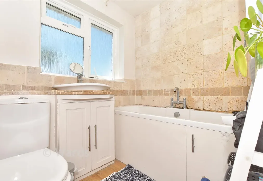 Bathroom - Wye Road, Tonbridge, Kent - Wards of Kent