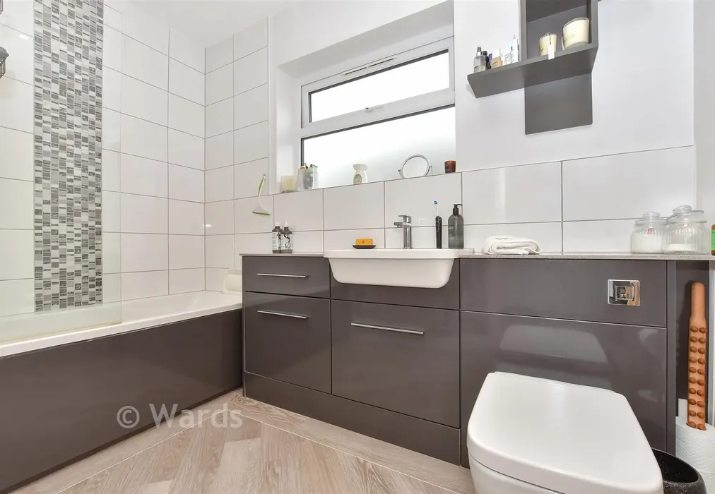 Bathroom - Richmond Road, Whitstable, Kent - Wards of Kent