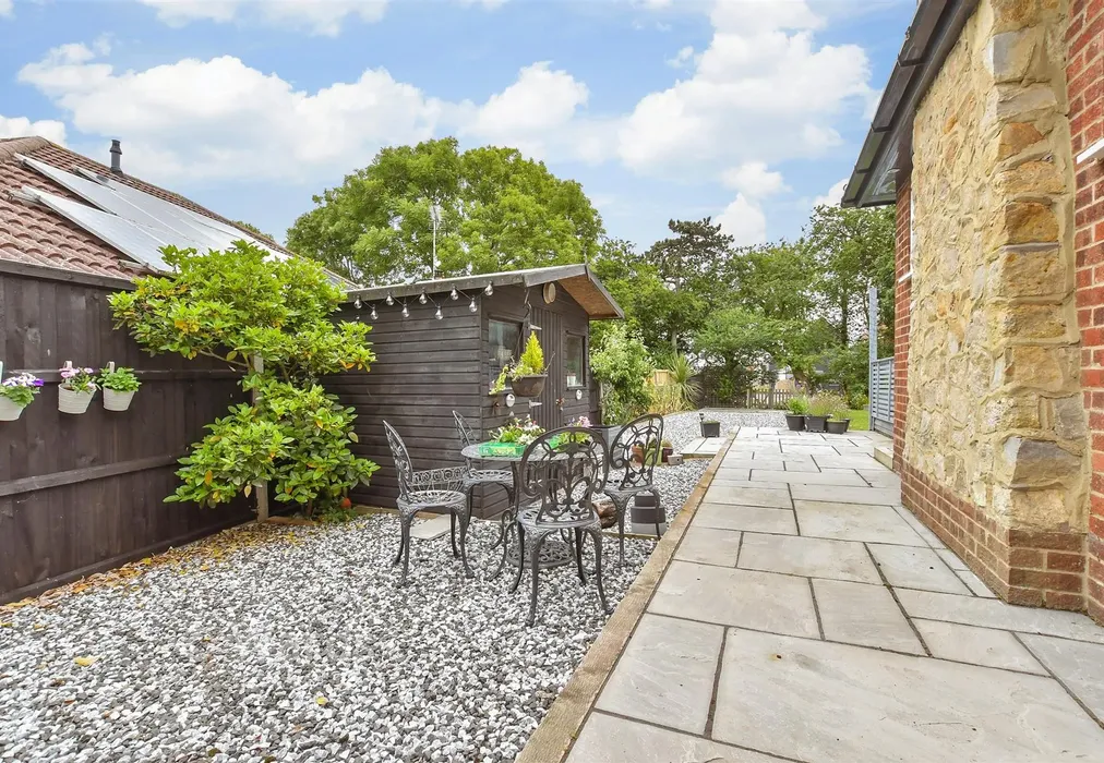 Side Garden - Richmond Road, Whitstable, Kent - Wards of Kent