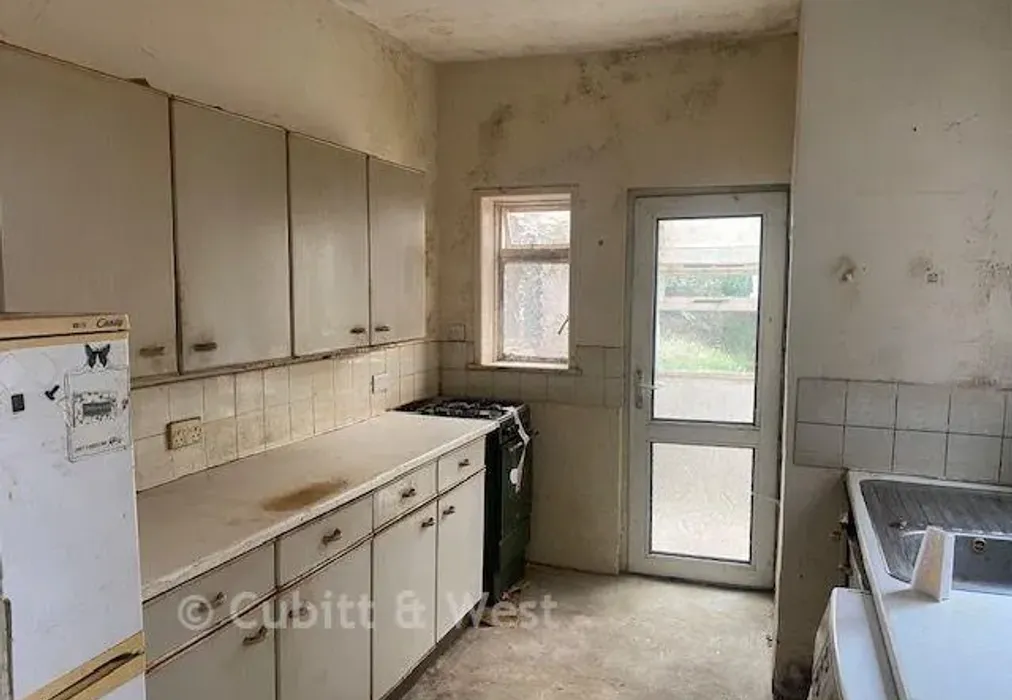 Kitchen - Velder Avenue, Southsea, Hampshire - Wards of Kent