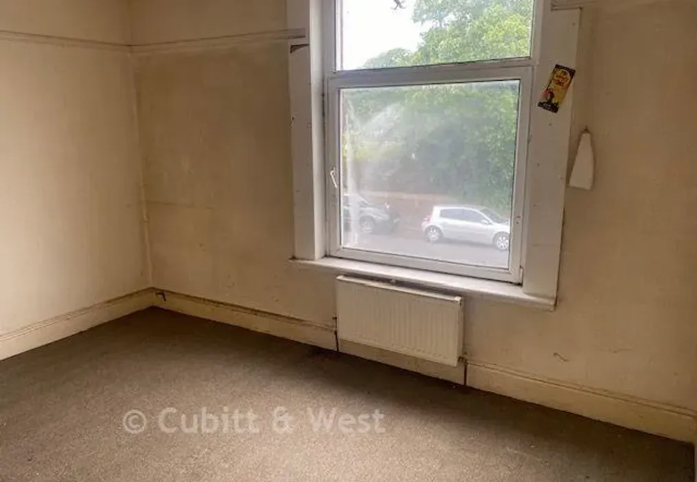Bedroom 1 - Velder Avenue, Southsea, Hampshire - Wards of Kent
